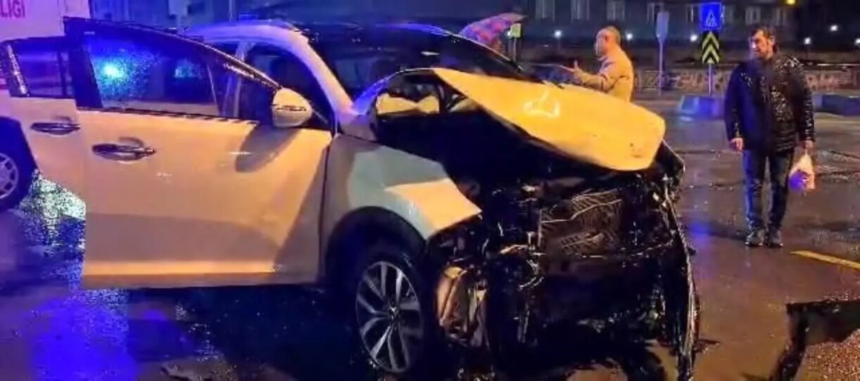 erzurumda otomobil ve halk otobusu carpisti 1 yarali NmPmZldV.jpg