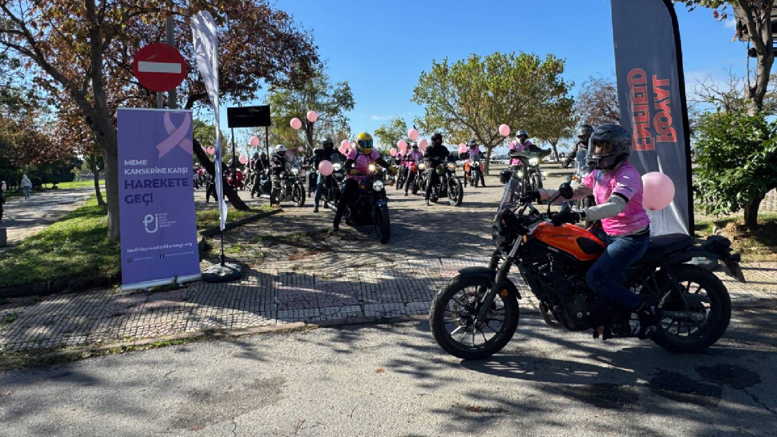 kadikoyde meme kanserinde farkindalik icin motosiklet ve bisiklet turu QtfGn1kv.jpg
