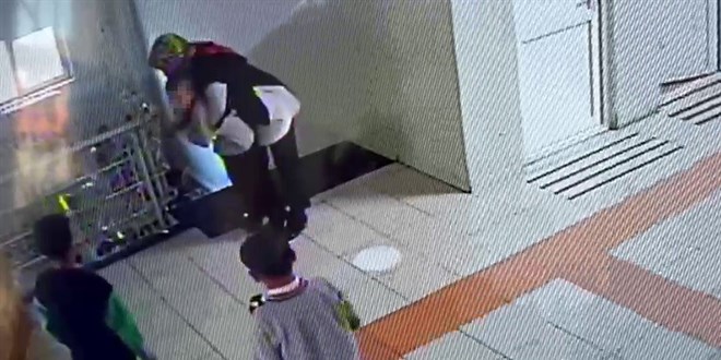okulda nefes borusuna yiyecek kacan ogrenci ogretmenin mudahalesiyle kurtuldu CFT1XOir.jpg