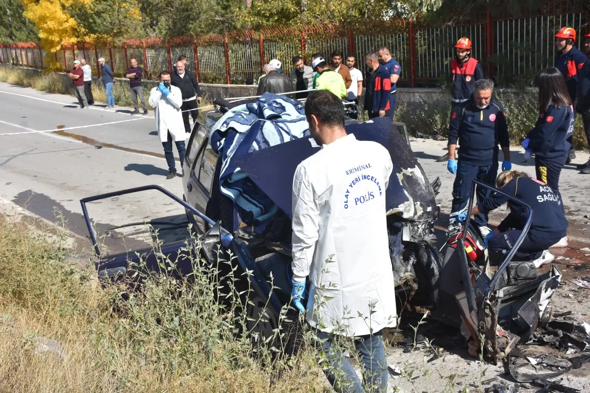 sivasta trafik kazasi 1 olu 1 yarali D5OAcSLi.jpg