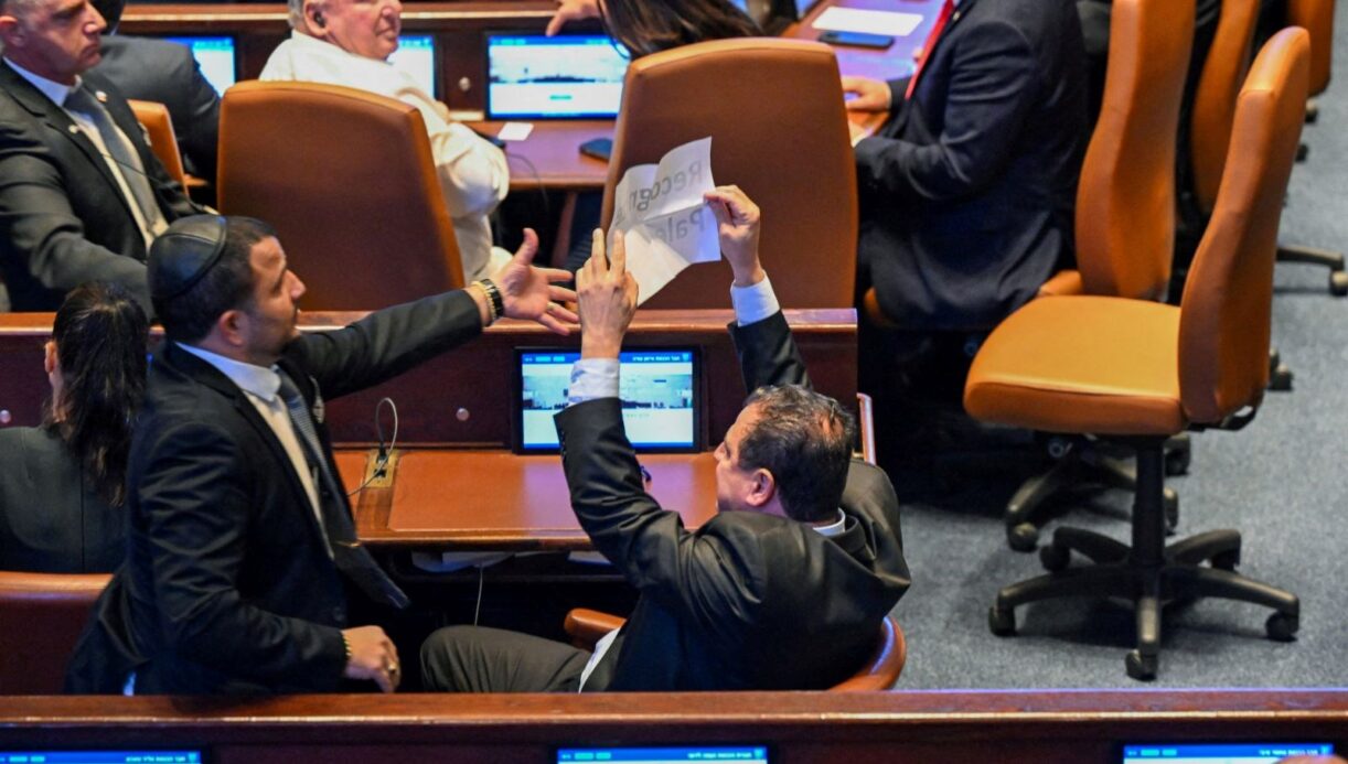 trump konusuyordu israil meclisinde filistini taniyin pankarti acildi Iig9daOS.jpg