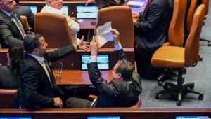 trump konusuyordu israil meclisinde filistini taniyin pankarti acildi Iig9daOS.jpg