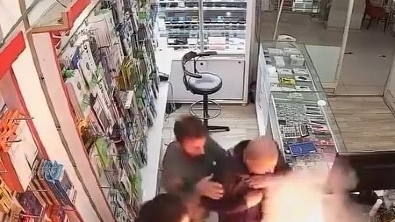 vanda cep telefonu bataryasi bomba gibi patladi NIA51RlJ.jpg