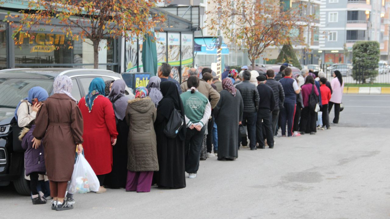 denizi olmayan sehirde hamsi 40 tlye dustu vatandas kuyruk olusturdu zWEYqsaK.jpg